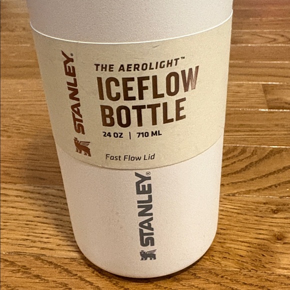 Stanley | White The Aerolight Iceflow Bottle NWT OS 24oz Fast Flow Lid - Picture 2 of 5